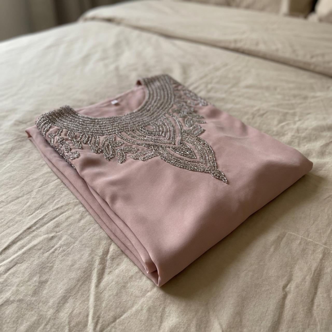 قبل — من صورة منتج عادية إلى بانر واجهة جاهز بنص عربي صحيح — لاحظ كيف ثبّت إرفاق تصميم مرجعي شكلَ الخط.